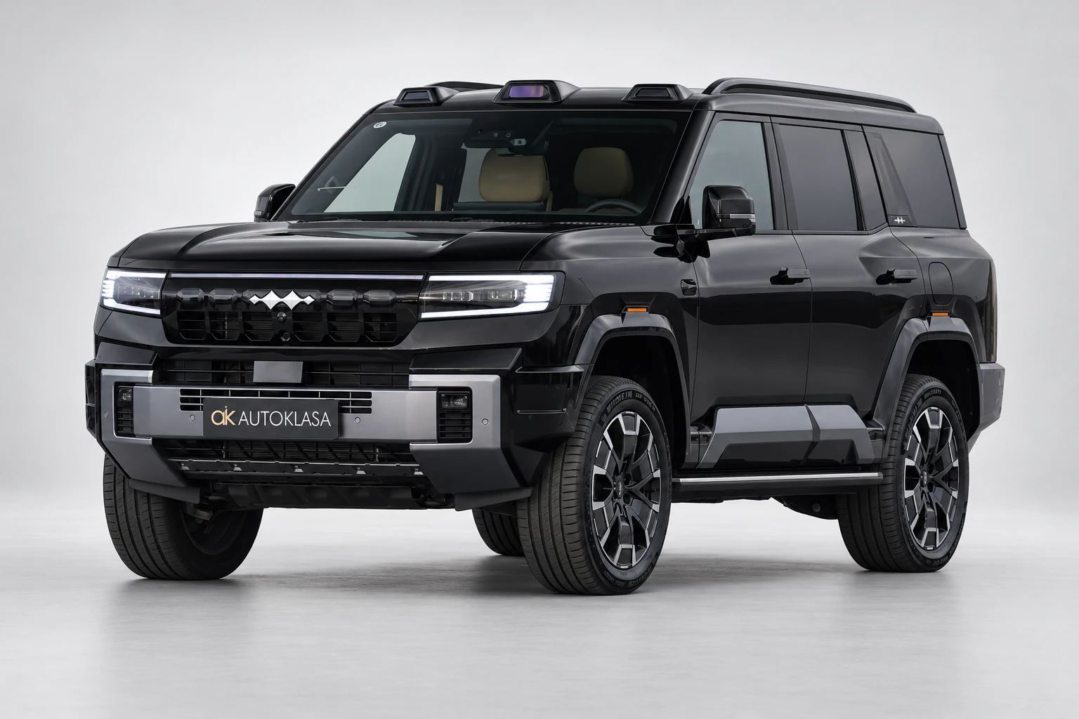 BYD Leopard 8 w ujęciu z przodu pod kątem z widocznym długim bokiem nadwozia.