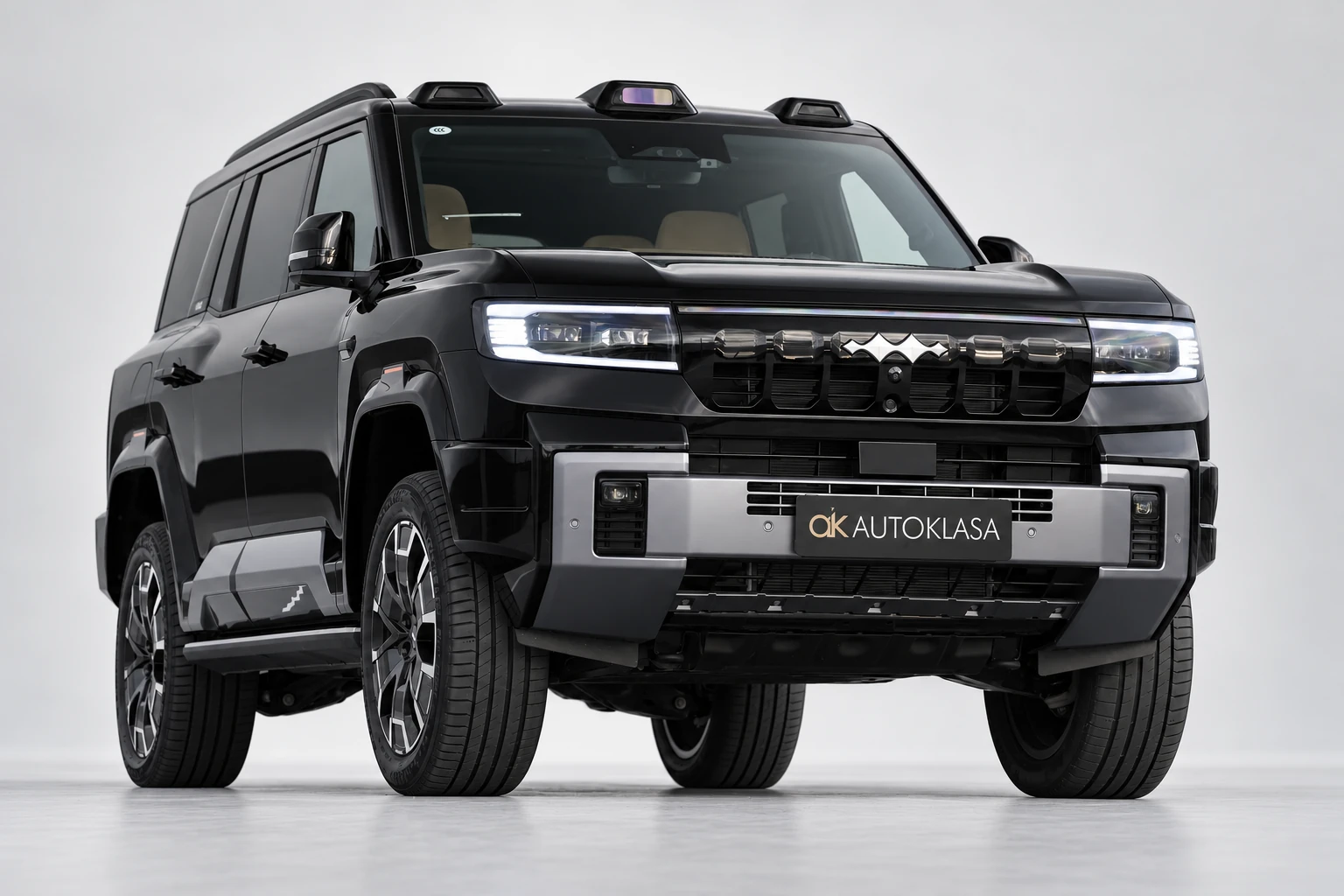 BYD Leopard 8 z przodu pod kątem z niskiej perspektywy z widocznym podwoziem pod zderzakiem.