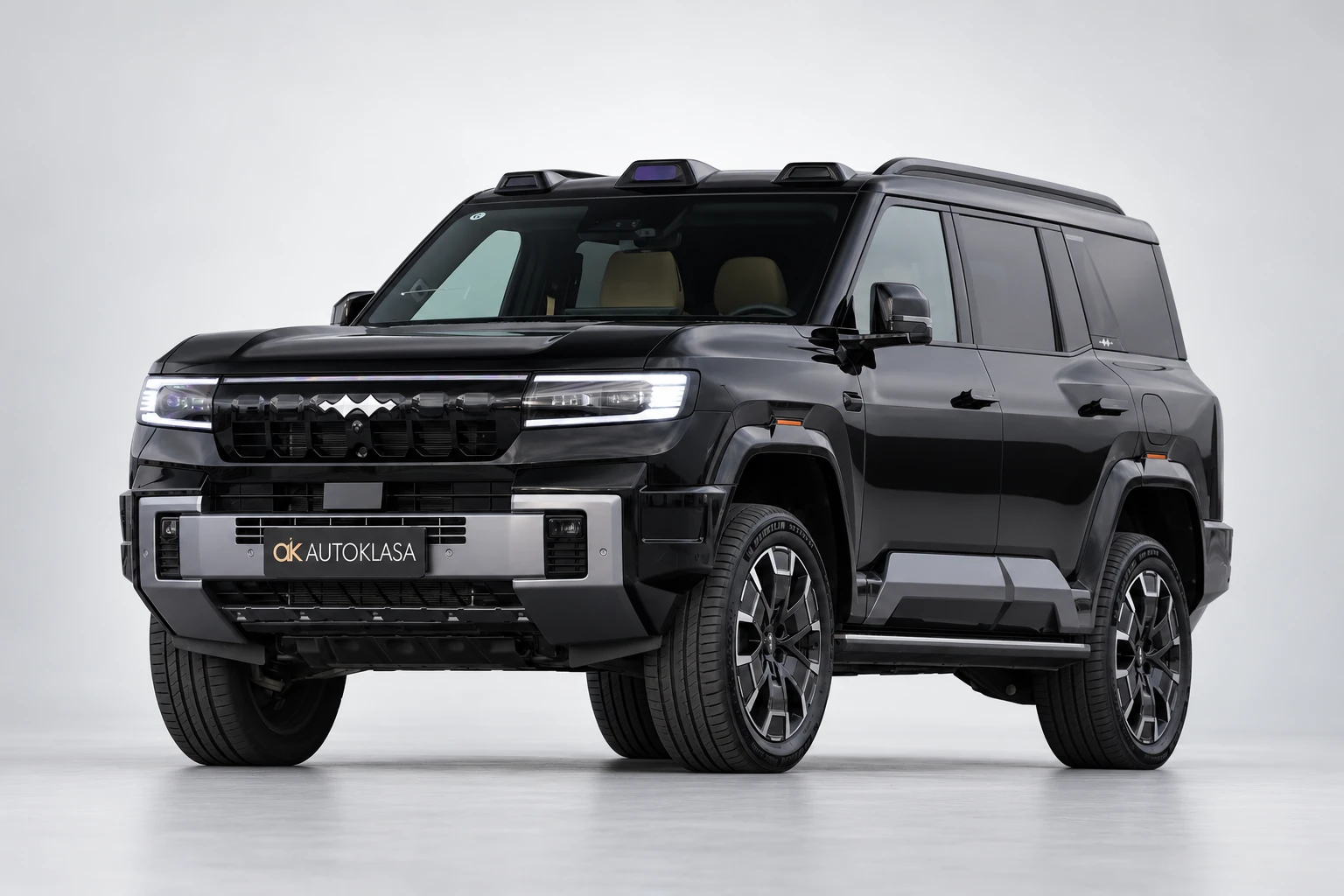 BYD Leopard 8 z przodu pod kątem z nosem skierowanym w lewo.