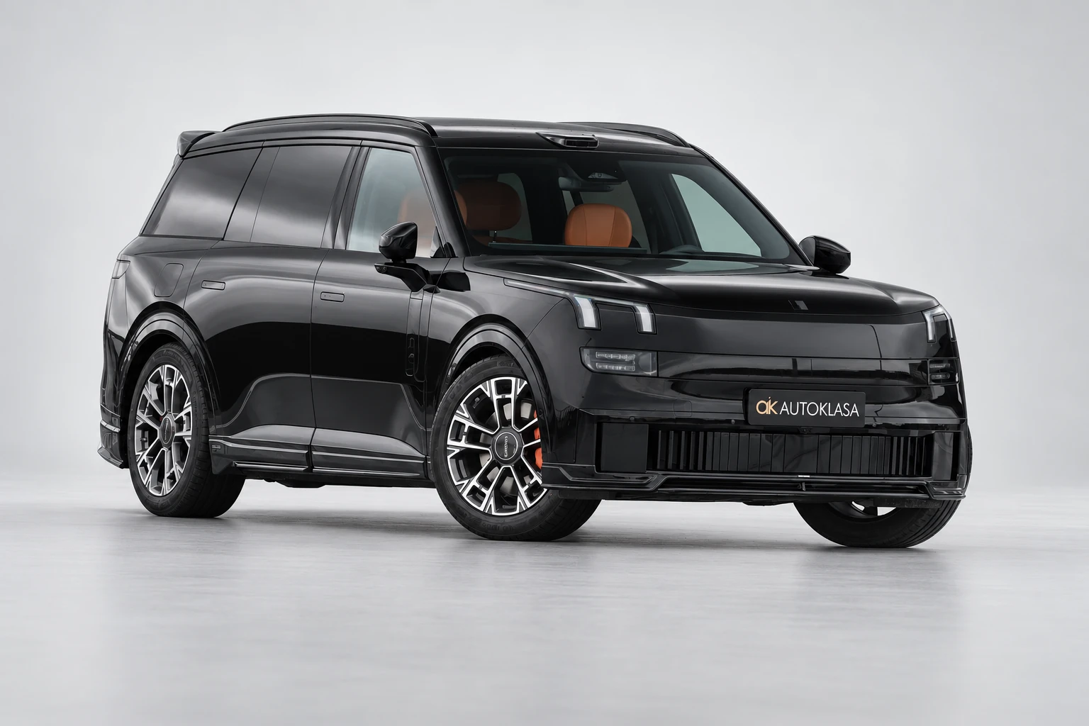 Lynk & Co 900 z widocznym przodem, bokiem nadwozia i kołami.