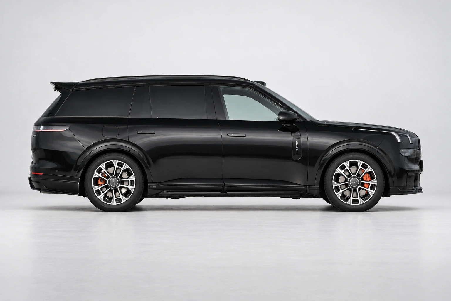 Lynk & Co 900 pokazany z boku, z całym nadwoziem i oboma kołami.