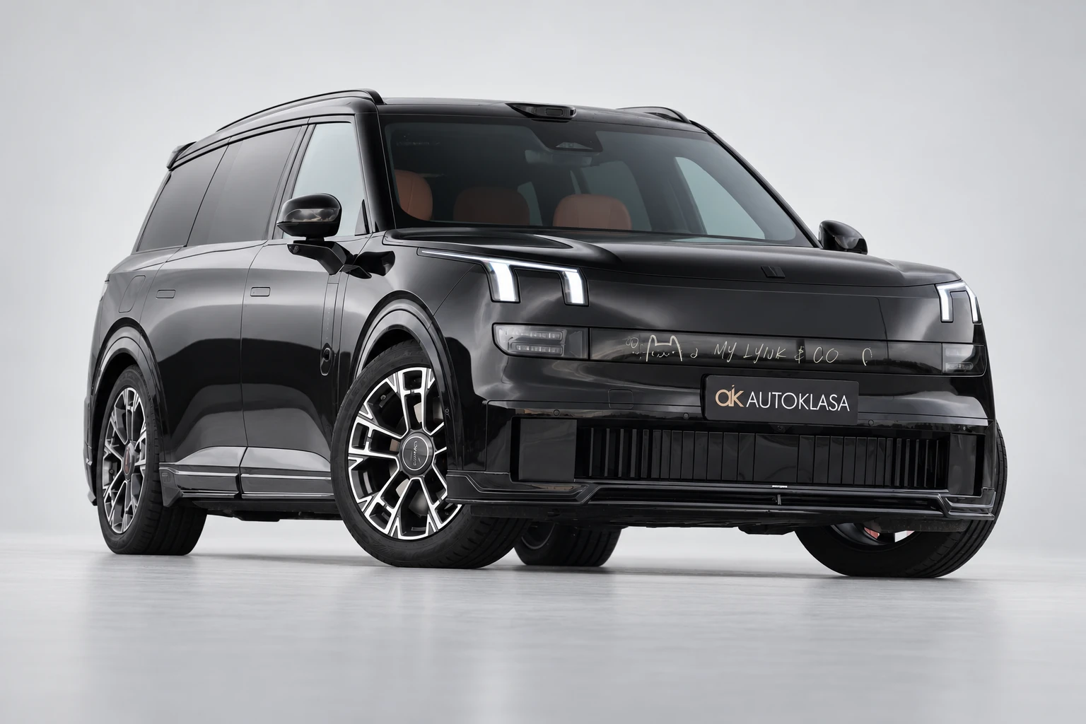 Lynk & Co 900 z przodu pod kątem z niskiej perspektywy.