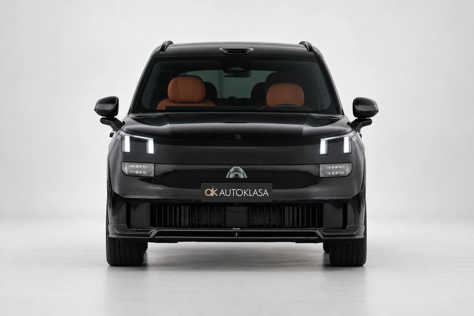 Lynk & Co 900 od przodu z widocznymi pionowymi światłami.