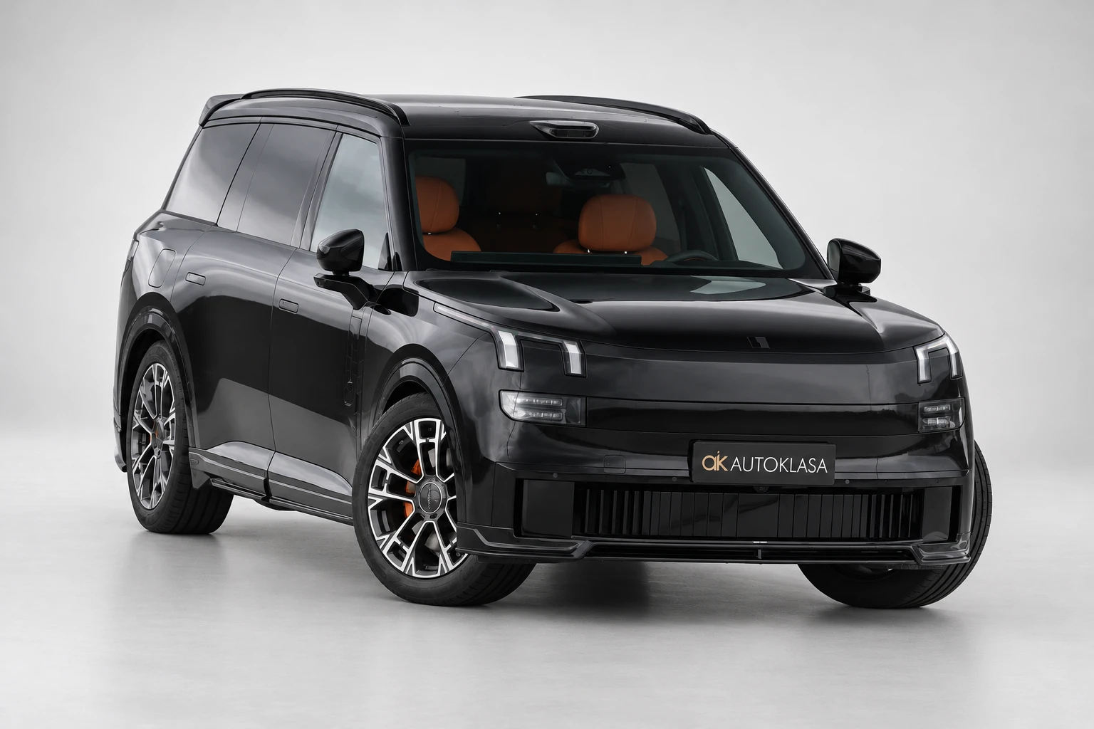 Lynk & Co 900 z przodu pod kątem, z widocznym dachem i maską.