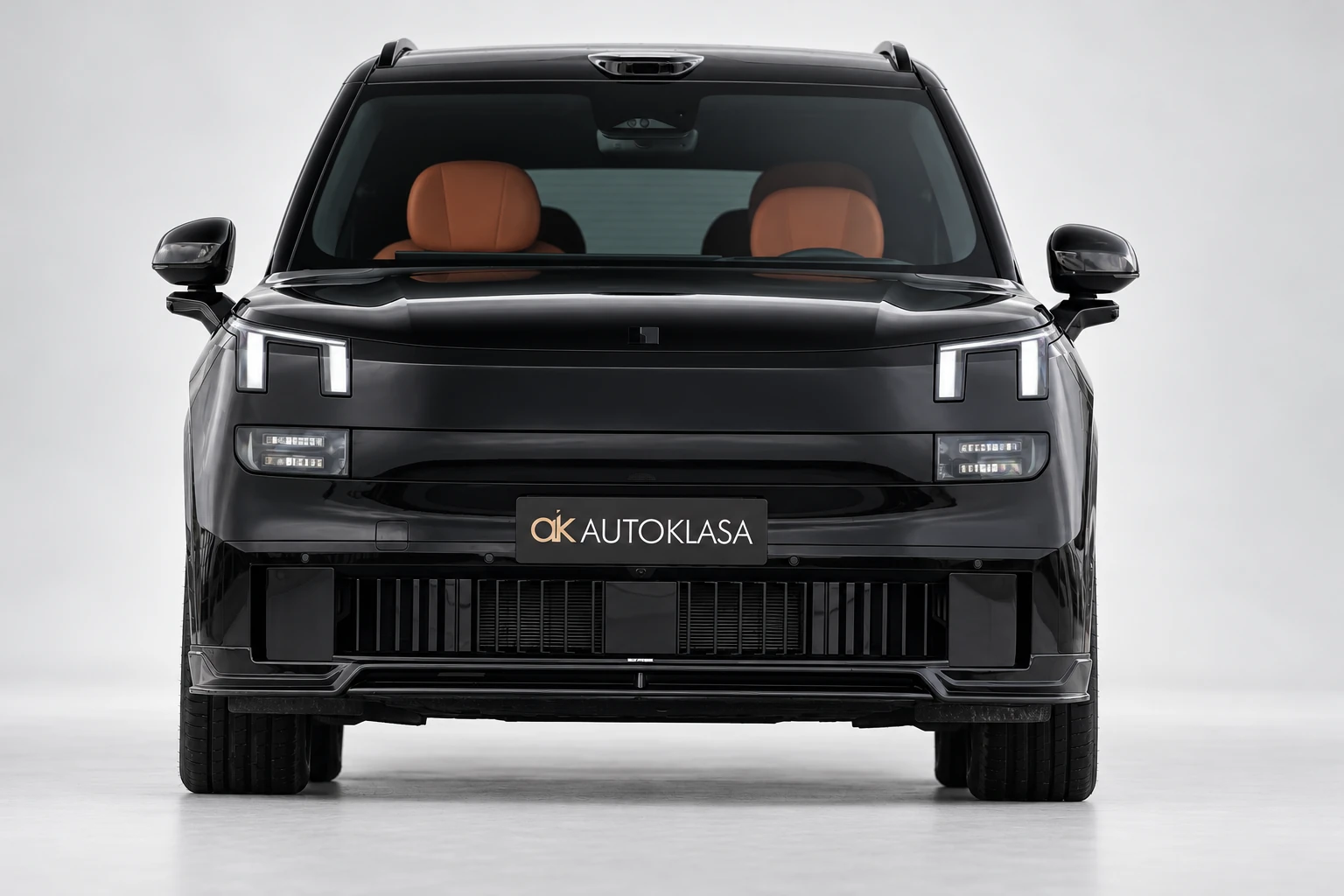 Lynk & Co 900 od przodu z niskiej perspektywy, z widocznym zderzakiem i kołami.