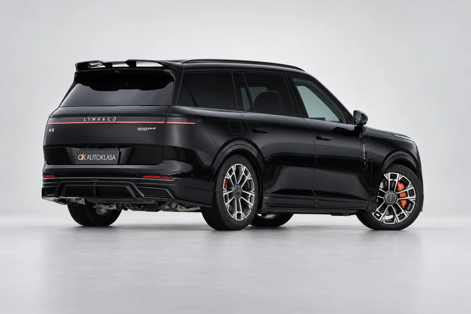 Czarny Lynk & Co 900 pokazany w całości z tyłu pod kątem.