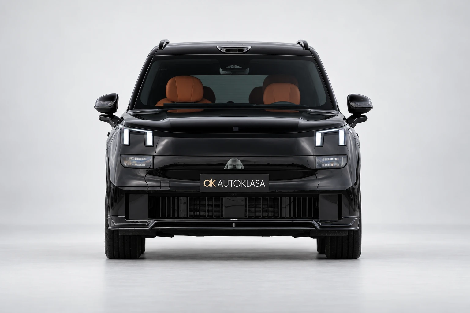 Lynk & Co 900 pokazany w całości od przodu na wprost.