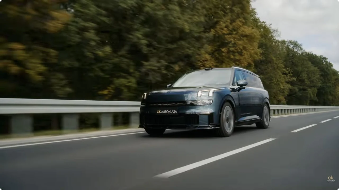 Lynk & Co 900 w ruchu, widok całego samochodu z przodu pod kątem — kadr z recenzji Autoklasy na YouTube.