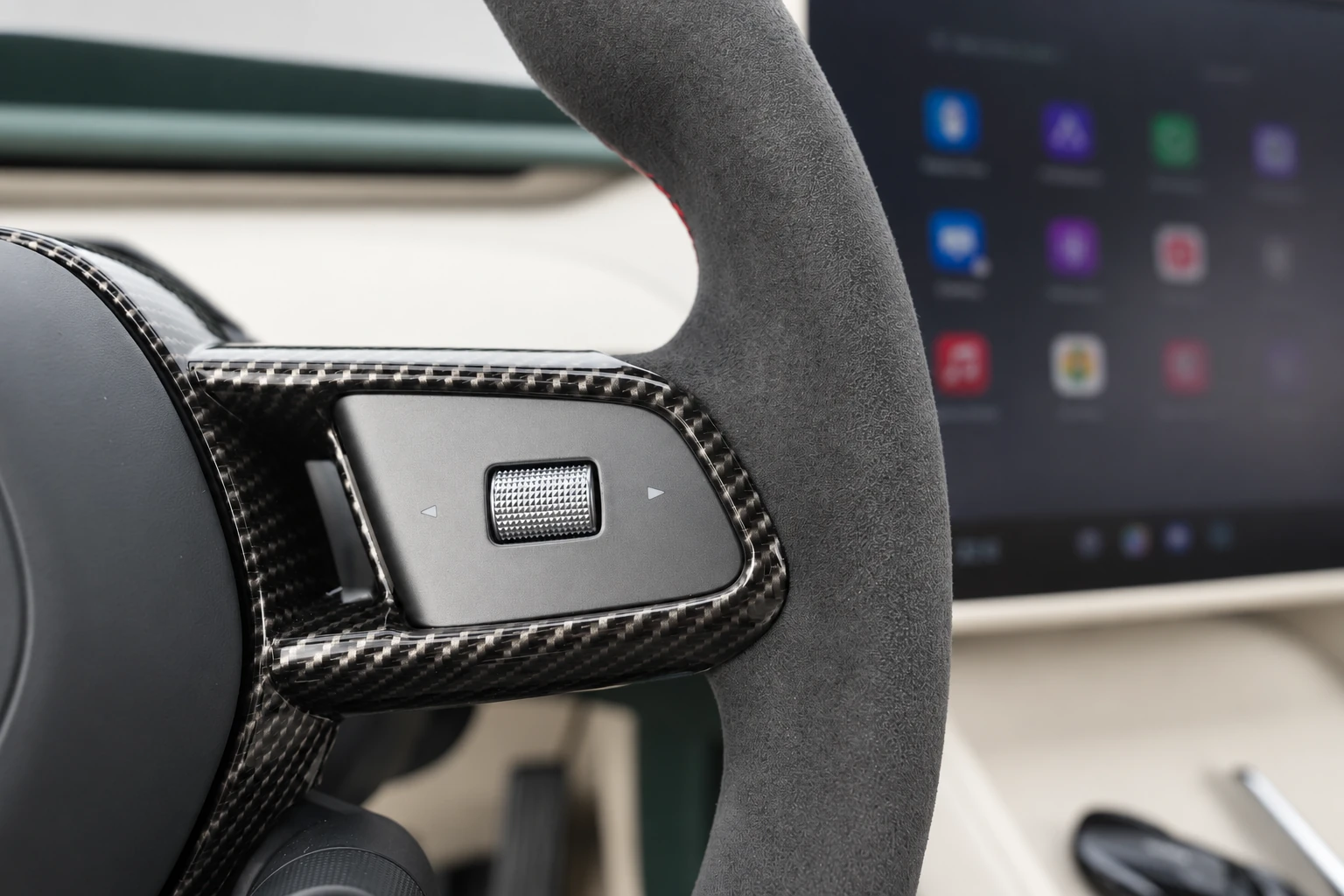 Xiaomi YU7 — prawa rolka sterująca na kierownicy