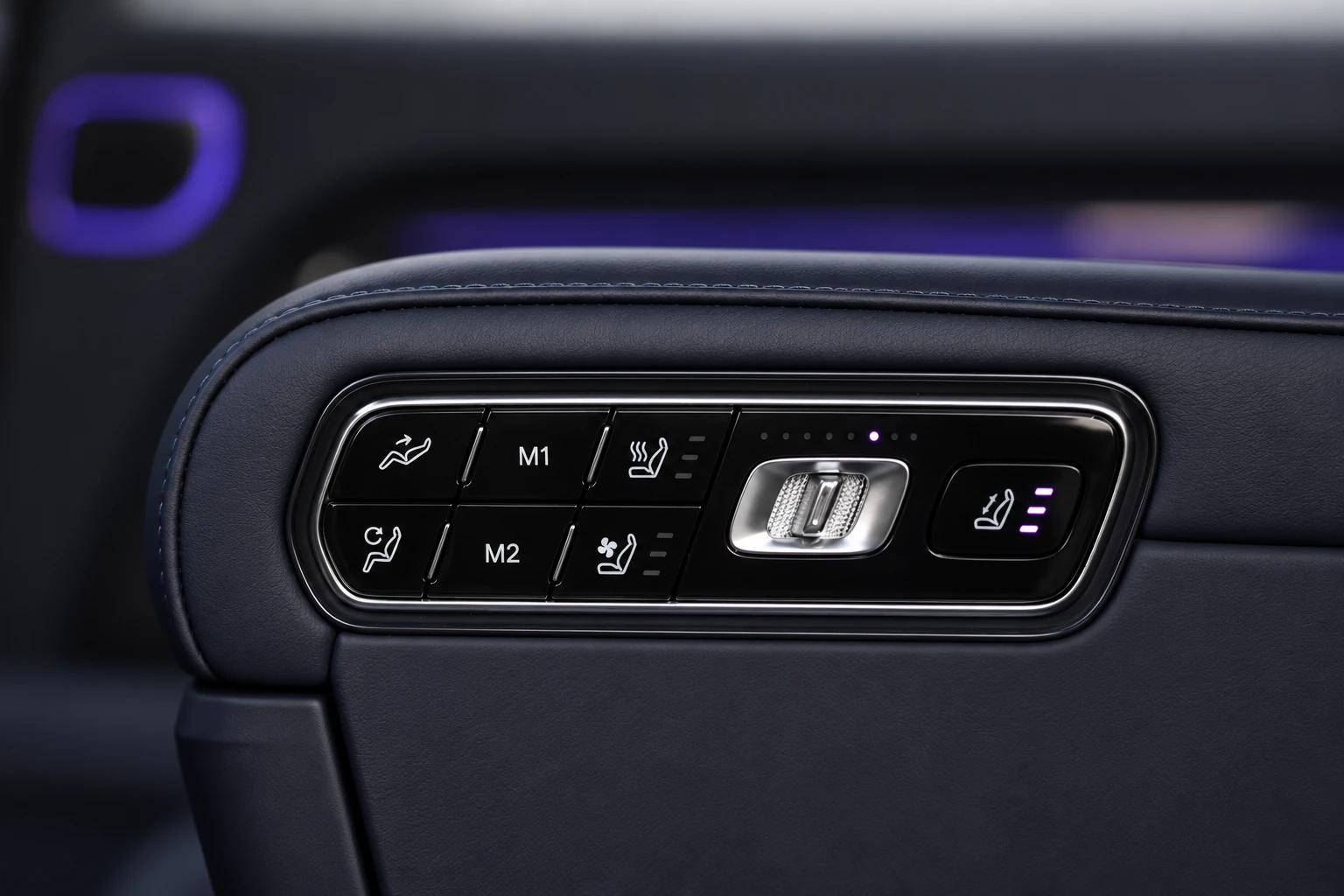 Panel przycisków fotela Zeekr 9X na tle fioletowego podświetlenia kabiny.